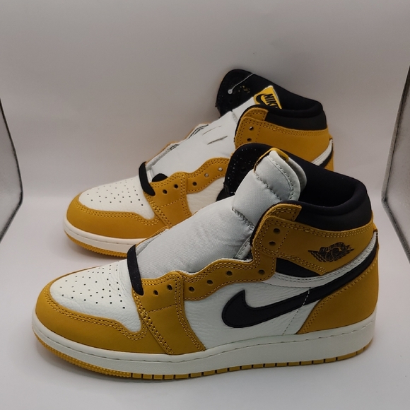 NEW Nike Air Jordan 1 Retro High OG Sneakers - Yellow Ochre Size 5.5y/Women's 7 - Picture 1 of 10